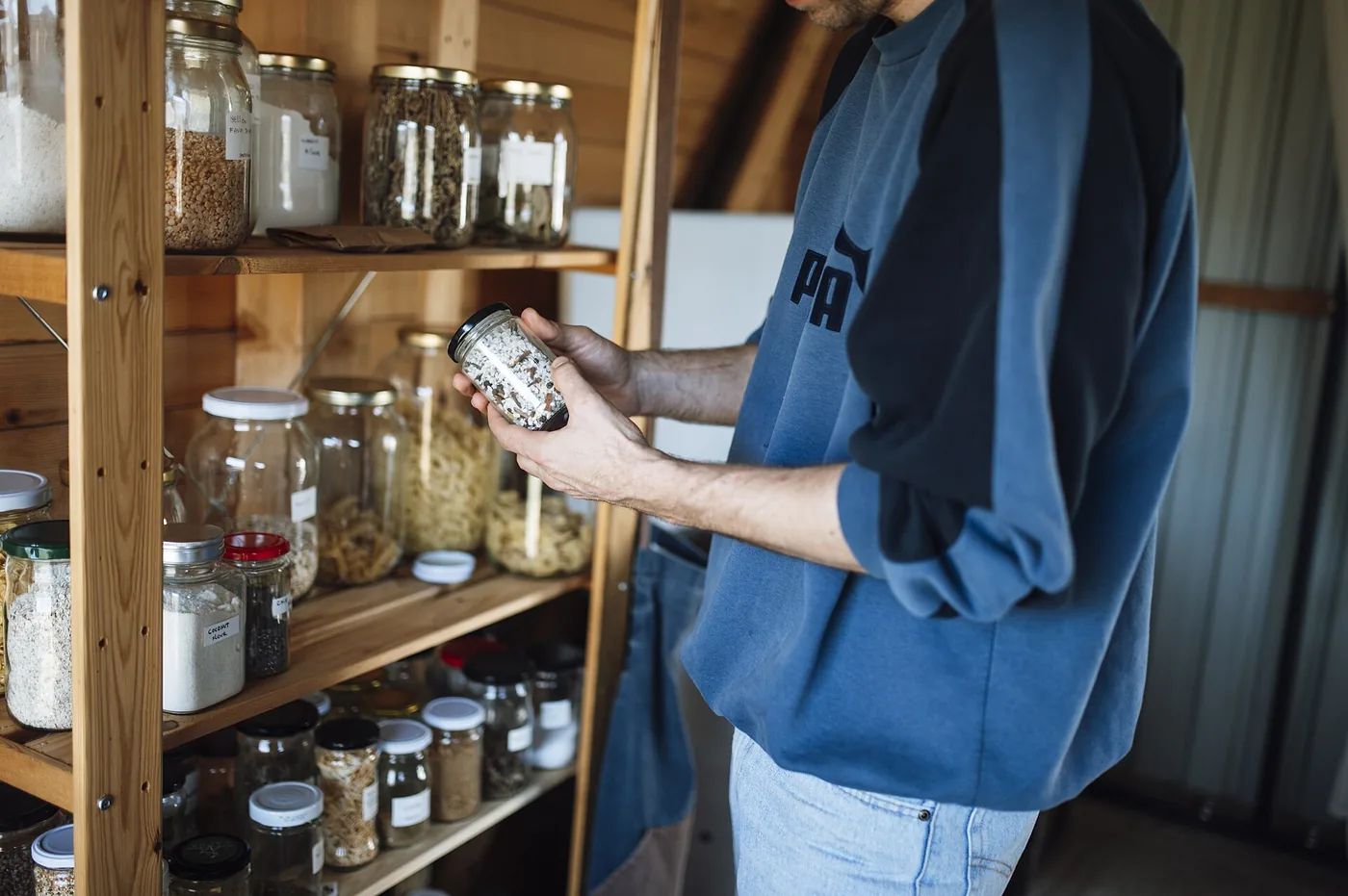 Cocina y despensa doméstica donde se acumulan restos