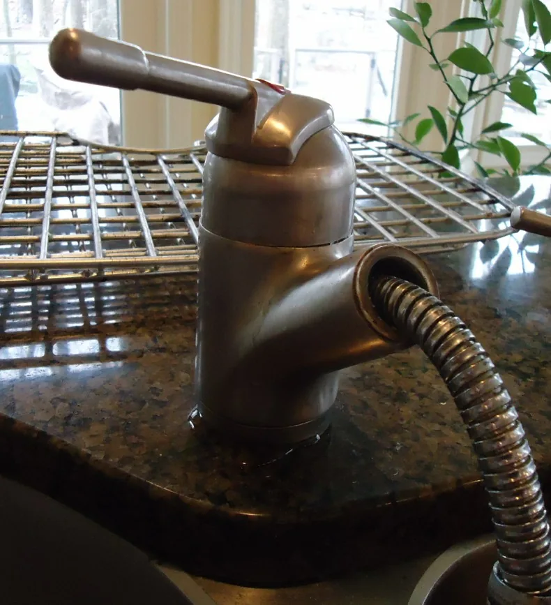 Grifo de cocina sobre una pila de acero