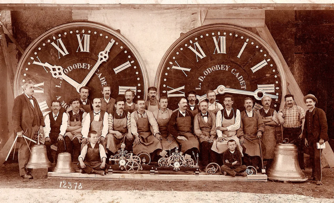Mesa de trabajo con documentos de identificación